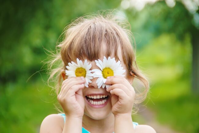 Environnement – Fille et marguerites – WEB